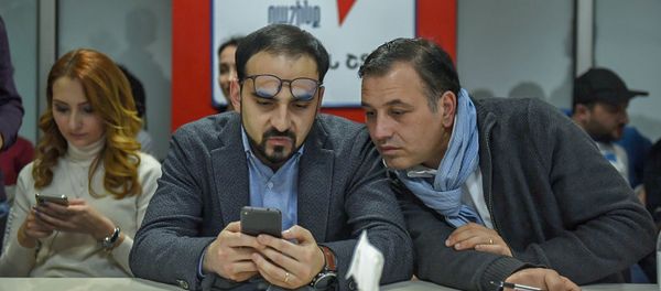 Кандидаты от блока Мой Шаг следят за онлайн трансляцией подсчета голосов досрочных выборов в НС РА (9 декабря 2018). Еревaн - Sputnik Армения