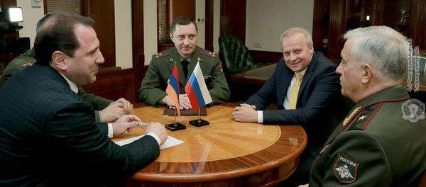 Посол РФ в РА Сергей Копыркин представил и.о. министра обороны Давиду Тонояну нового военного атташе (10 декабря 2018). Еревaн - Sputnik Армения