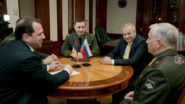 Посол РФ в РА Сергей Копыркин представил и.о. министра обороны Давиду Тонояну нового военного атташе (10 декабря 2018). Еревaн Посол РФ в РА Сергей Копыркин представил и.о. министра обороны Давиду Тонояну нового военного атташе (10 декабря 2018). Еревaн - Sputnik Армения