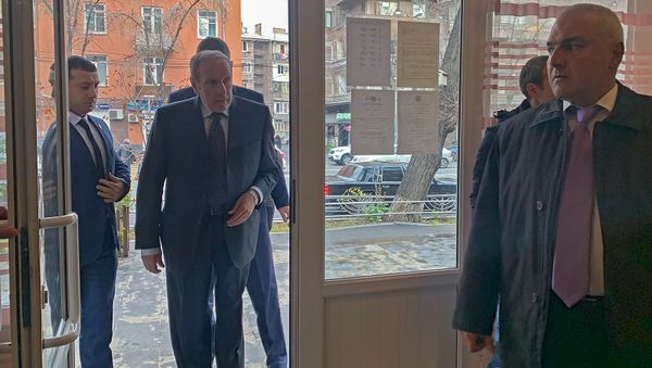 Первый президент Армении Левон Тер-Петросян входит в избирательный участок (9 декабря 2018). Еревaн Первый президент Армении Левон Тер-Петросян входит в избирательный участок (9 декабря 2018). Еревaн - Sputnik Армения