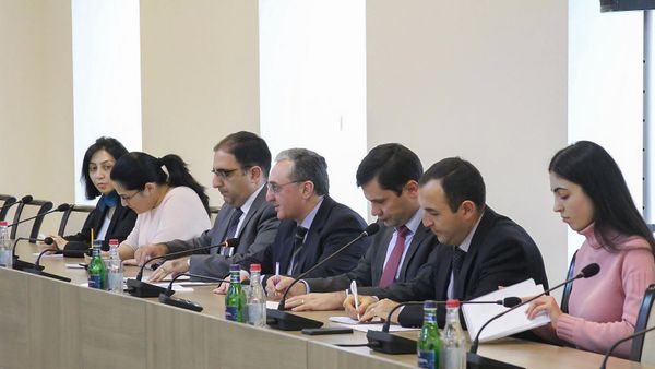 И.о. министра иностранных дел Зограб Мнацаканян принял представителей международных наблюдателей за внеочередными выборами в НС РА (10 декабря 2018). Еревaн - Sputnik Армения