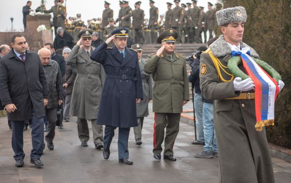 Церемония памяти сербских летчиков, разбившихся после Спитакского землетрясения Церемония памяти сербских летчиков, разбившихся после Спитакского землетрясения - Sputnik Армения