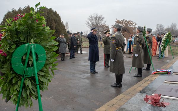Երկրաշարժից հետո կործանված հարավսլավական օդանավի օդաչուների և անձնակազմի հիշատակին նվիրված արարողություն - Sputnik Արմենիա