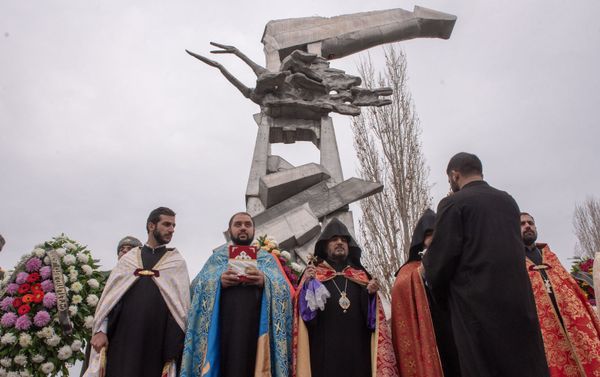 Церемония памяти сербских летчиков, разбившихся после Спитакского землетрясения Церемония памяти сербских летчиков, разбившихся после Спитакского землетрясения - Sputnik Армения