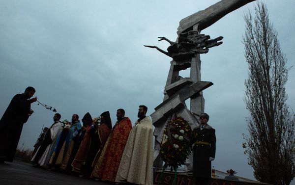 Церемония памяти сербских летчиков, разбившихся после Спитакского землетрясения Церемония памяти сербских летчиков, разбившихся после Спитакского землетрясения - Sputnik Армения