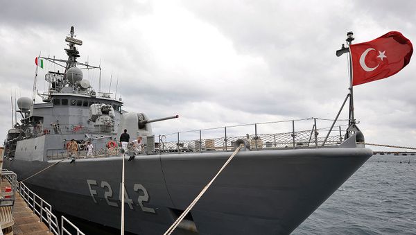 Турецкие моряки установили швартовные линии на борту турецкого фрегата TCG Fatih (F-242) вскоре после захода в порт (2 июня 2014). Сицилия - Sputnik Армения
