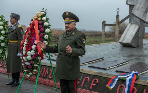 Зам.начальника генерального штаба ВС Армении Андраник Макарян на церемонии памяти сербских летчиков, разбившихся после Спитакского землетрясения Зам.начальника генерального штаба ВС Армении Андраник Макарян на церемонии памяти сербских летчиков, разбившихся после Спитакского землетрясения - Sputnik Армения