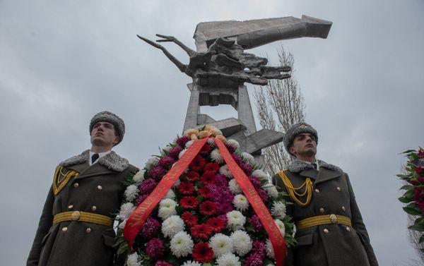 Церемония памяти сербских летчиков, разбившихся после Спитакского землетрясения Церемония памяти сербских летчиков, разбившихся после Спитакского землетрясения - Sputnik Армения