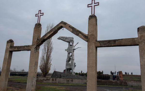 Церемония памяти сербских летчиков, разбившихся после Спитакского землетрясения Церемония памяти сербских летчиков, разбившихся после Спитакского землетрясения - Sputnik Армения