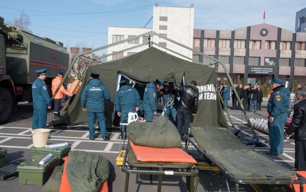Փրկարարները տեղադրում են վրանը - Sputnik Արմենիա