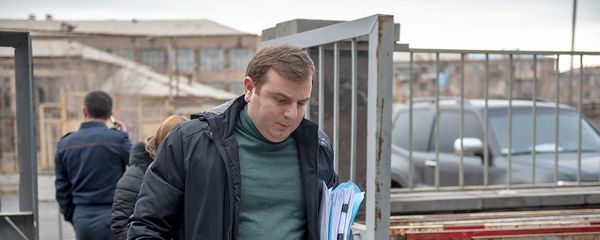 Адвокат Армена Геворгяна Эрик Алексанян перед зданием суда общей юрисдикции административного района Нор Норк (13 декабря 2018). Еревaн - Sputnik Армения