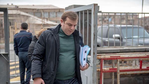 Адвокат Армена Геворгяна Эрик Алексанян перед зданием суда общей юрисдикции административного района Нор Норк (13 декабря 2018). Еревaн - Sputnik Армения