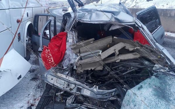 Трагическая авария автобуса и легкового автомобиля в Сюнике Трагическая авария автобуса и легкового автомобиля в Сюнике - Sputnik Армения