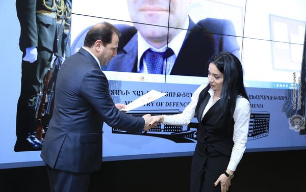 Կամավորության սկզբունքով հոգաբարձուների խորհրդի աշխատանքներում ներգրավված աշխատակիցները Դավիթ Տոնոյանի կողմից խրախուսվել են խորհրդանշական նվերներով - Sputnik Արմենիա
