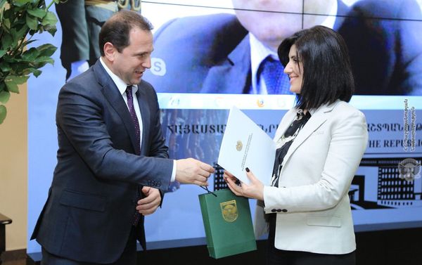 Կամավորության սկզբունքով հոգաբարձուների խորհրդի աշխատանքներում ներգրավված աշխատակիցները Դավիթ Տոնոյանի կողմից խրախուսվել են խորհրդանշական նվերներով - Sputnik Արմենիա