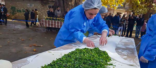 Занесенный в Дюцазнагирк трехметровый женгялов хац Занесенный в Дюцазнагирк трехметровый женгялов хац - Sputnik Армения