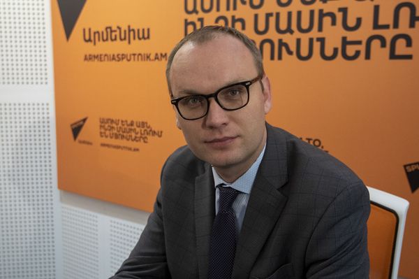 Антироссийские выпады Армана Бабаджаняна нацелены на самопиар — депутат Сандыков Антироссийские выпады Армана Бабаджаняна нацелены на самопиар — депутат Сандыков - Sputnik Армения
