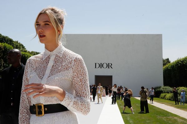 Американская модель Карли Клосс перед началом показа коллекции Christian Dior 2018-2019 Осень / Зима Haute Couture (2 июля 2018). Париж Американская модель Карли Клосс перед началом показа коллекции Christian Dior 2018-2019 Осень / Зима Haute Couture (2 июля 2018). Париж - Sputnik Армения
