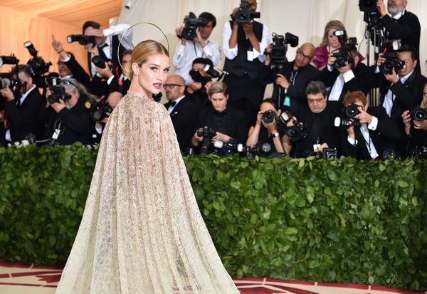 Модель Рози Хантингтон-Уайтли прибывает на Met Gala 2018 в Музей искусств Метрополитен (7 мая 2018). Нью-Йорк Модель Рози Хантингтон-Уайтли прибывает на Met Gala 2018 в Музей искусств Метрополитен (7 мая 2018). Нью-Йорк - Sputnik Армения