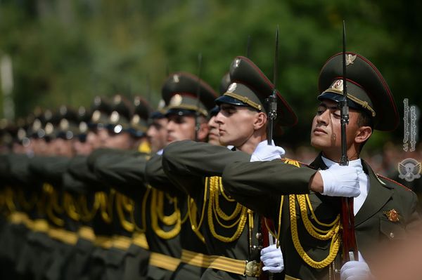 Президенту Саркисяну за своих не стыдно: армянские красавцы показывают высший класс - Sputnik Армения