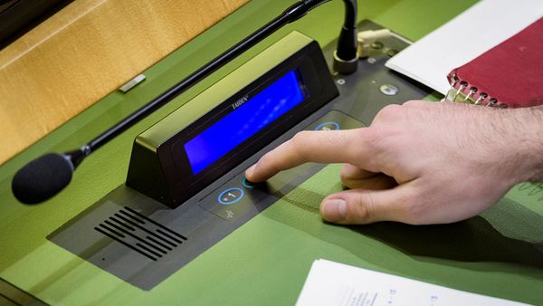Один из делегатов голосует по проекту резолюции на заседании Генеральной Ассамблеи ООН Один из делегатов голосует по проекту резолюции на заседании Генеральной Ассамблеи ООН - Sputnik Армения