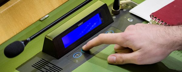 Один из делегатов голосует по проекту резолюции на заседании Генеральной Ассамблеи ООН Один из делегатов голосует по проекту резолюции на заседании Генеральной Ассамблеи ООН - Sputnik Армения