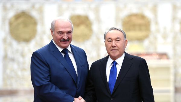 Президенты Беларуси и Казахстана Александр Лукашенко и Нурсултан Назарбаев во время встречи глав стран-участниц ОДКБ (30 ноября 2017). Минск - Sputnik Армения