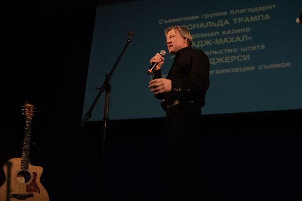 От песен с ахпер джанами до шуток о Трампе: Дмитрий Харатьян встретился с ереванцами - Sputnik Армения