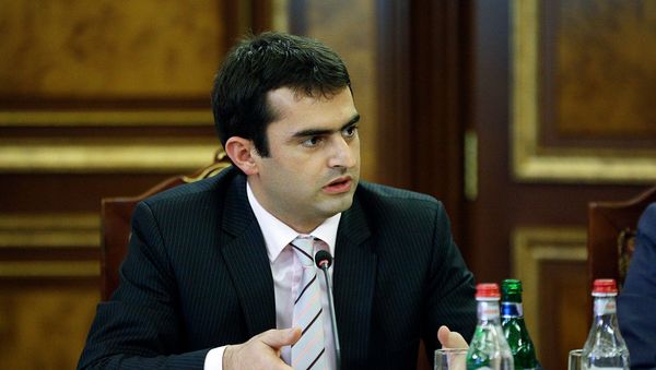 И.о. министра связи, транспорта и ИТ Акоп Аршакян на совещании об увеличении объема генетических исследований в области здравоохранения и разработанном для этой цели проекте “Армянский геном” (19 декабря 2018). Еревaн И.о. министра связи, транспорта и ИТ Акоп Аршакян на совещании об увеличении объема генетических исследований в области здравоохранения и разработанном для этой цели проекте “Армянский геном” (19 декабря 2018). Еревaн - Sputnik Արմենիա