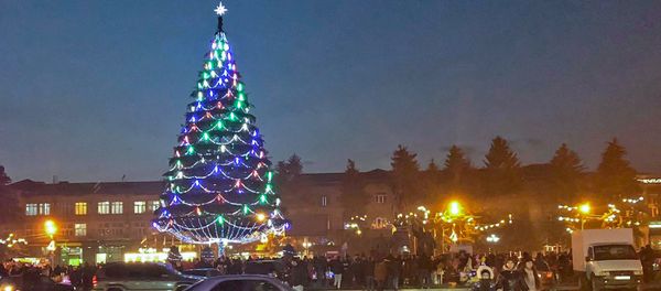 Торжественное включение огней новогодней елки в Гюмри (20 декабря 2018). Ширак - Sputnik Армения