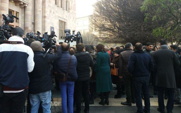 Акция протеста сотрудников Минкульта в связи с упразднением министерства Акция протеста сотрудников Минкульта в связи с упразднением министерства - Sputnik Армения