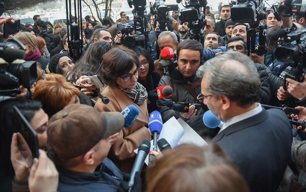 Сотрудники министерства диаспоры и культуры собрались перед зданием правительства Армении (21 декабря 2018). Еревaн Сотрудники министерства диаспоры и культуры собрались перед зданием правительства Армении (21 декабря 2018). Еревaн - Sputnik Армения