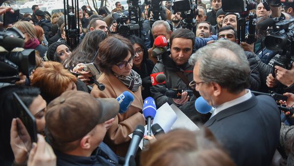 Сотрудники министерства диаспоры и культуры собрались перед зданием правительства Армении (21 декабря 2018). Еревaн - Sputnik Армения
