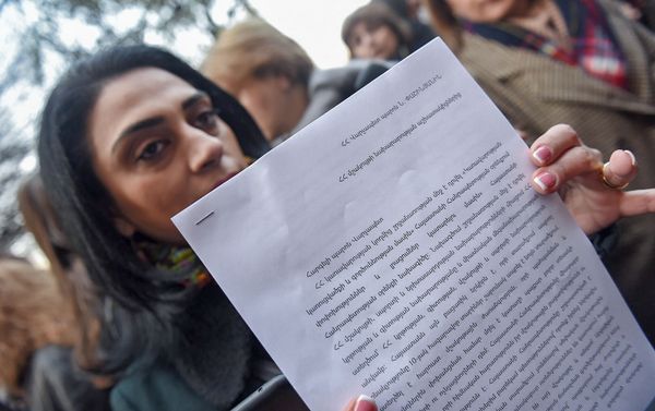 Сотрудник Минкульта Армении Татевик Сукиасян перед домом Правительства (21 декабря 2018). Еревaн Сотрудник Минкульта Армении Татевик Сукиасян перед домом Правительства (21 декабря 2018). Еревaн - Sputnik Армения