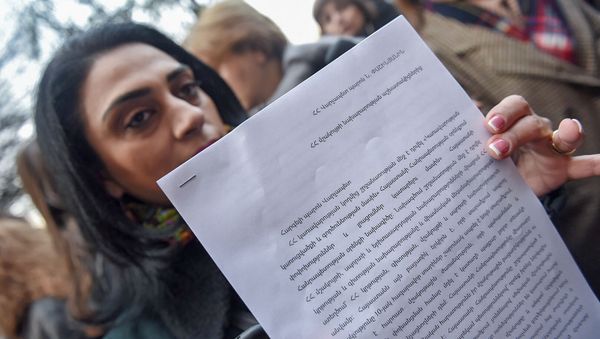 Сотрудник Минкульта Армении Татевик Сукиасян перед домом Правительства (21 декабря 2018). Еревaн Сотрудник Минкульта Армении Татевик Сукиасян перед домом Правительства (21 декабря 2018). Еревaн - Sputnik Армения