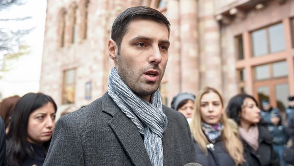 Начальник управления ведомства по вопросам армянских общин Ближнего и Среднего Востока Левон Антонян перед зданием Правительства (21 декабря 2018). Еревaн - Sputnik Արմենիա