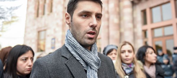 Начальник управления ведомства по вопросам армянских общин Ближнего и Среднего Востока Левон Антонян перед зданием Правительства (21 декабря 2018). Еревaн - Sputnik Արմենիա