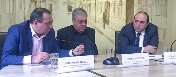 Арцвик Минасян, Баграт Асатрян и Артак Манукян на обсуждении по теме «Экономика Армении: текущая ситуация и перспективы экономической революции» (21 декабря 2018). Еревaн - Sputnik Армения