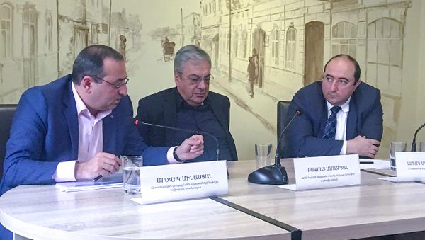 Арцвик Минасян, Баграт Асатрян и Артак Манукян на обсуждении по теме «Экономика Армении: текущая ситуация и перспективы экономической революции» (21 декабря 2018). Еревaн - Sputnik Армения