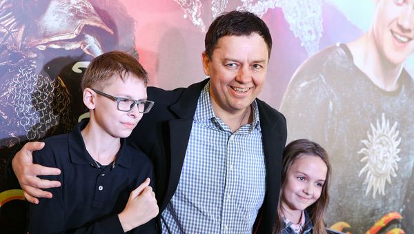 Актер Сергей Нетиевский с детьми на премьере фильма «Последний богатырь» (11 октября 2017). Москвa - Sputnik Армения