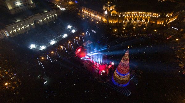 Уступили Ашхабаду, но превзошли остальных: чем блеснули новогодние елки в Ереване и Баку? Уступили Ашхабаду, но превзошли остальных: чем блеснули новогодние елки в Ереване и Баку? - Sputnik Армения