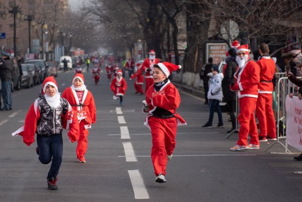 Новогодний благотворительный забег Дедов Морозов на Площади Республики Новогодний благотворительный забег Дедов Морозов на Площади Республики - Sputnik Армения