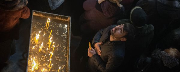 Верующий зажег свечу - Sputnik Армения