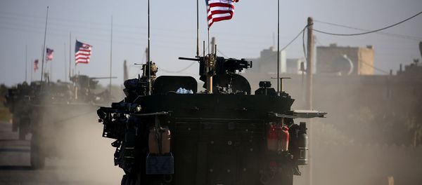 Колонна бронетехники ВС США проезжает вблизи западной окраины сирийского города Манбидж (5 марта 2017). Деревня Яланлы, Сирия Колонна бронетехники ВС США проезжает вблизи западной окраины сирийского города Манбидж (5 марта 2017). Деревня Яланлы, Сирия - Sputnik Армения