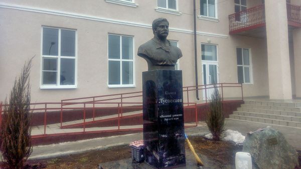 Памятник артисту Павлу Луспекаеву, открытый на народные пожертвования - Sputnik Արմենիա