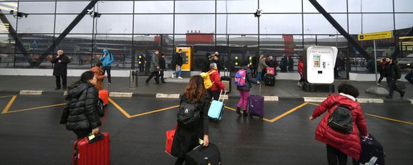 Пассажиры в международном аэропорту Шереметьево в Москве Пассажиры в международном аэропорту Шереметьево в Москве - Sputnik Արմենիա