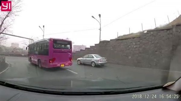 В Ереване водитель переполненного автобуса выехал на встречку на серпантине — видео - Sputnik Армения