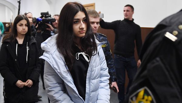 Кристина и Ангелина Хачатуряны в Басманном суде, где рассматривается вопрос о продлении срока ограничений до конца марта (26 декабря 2018). Москвa - Sputnik Армения