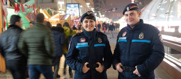 Инспектора патрульно-постовой службы полиции Армении Мэри Минасян и Гарик Варосян на службе Инспектора патрульно-постовой службы полиции Армении Мэри Минасян и Гарик Варосян на службе - Sputnik Армения