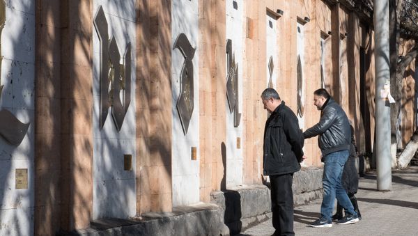 Армянские буквы встали в ряд возле Матенадарана - Sputnik Армения